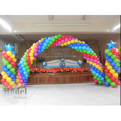 ซุ้มลูกโป่งเกลียว 6 สี ตกแต่งข้างซุ้มด้วยเสาลูกโป่งเกลียว ติดดาวบนหัวเสา