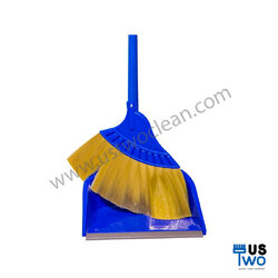 ไม้กวาดขนสีทองพร้อมที่โกย