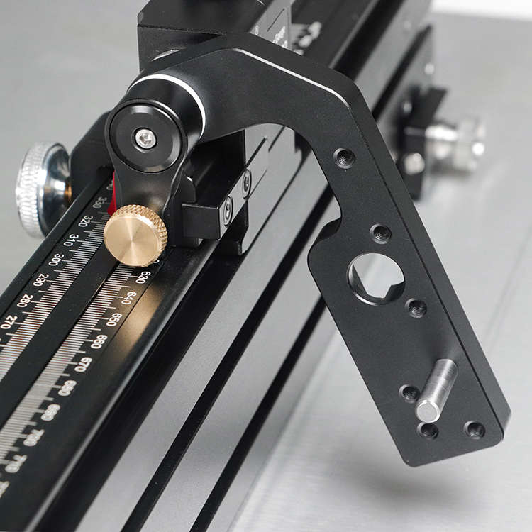 HONGDUI Precision Miter Gauge and Adjustable Miter Bar - ตัวพาไม้ตัดขวางเสี้ยน พร้อมแขนพาไม้ของ Hongdui สำหรับโต๊ะเลื่อยที่ใช้ร่อง Miter มาตรฐาน U.S. และมาตรฐาน Bosch ยุโรป (สินค้าสั่งซื้อล่วงหน้า - Pre-Order)