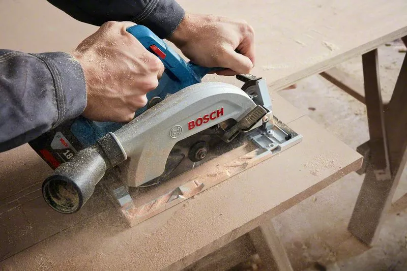 BOSCH GKS 185-LI Cordless Circular Saw - เลื่อยวงเดือนไร้สาย 18 โวล์ท (ตัวเปล่า ไม่มีแบตเตอรี่ และแท่นชาร์ทมาให้) BOSCH รุ่น GKS 185-LI - 06016C12L1