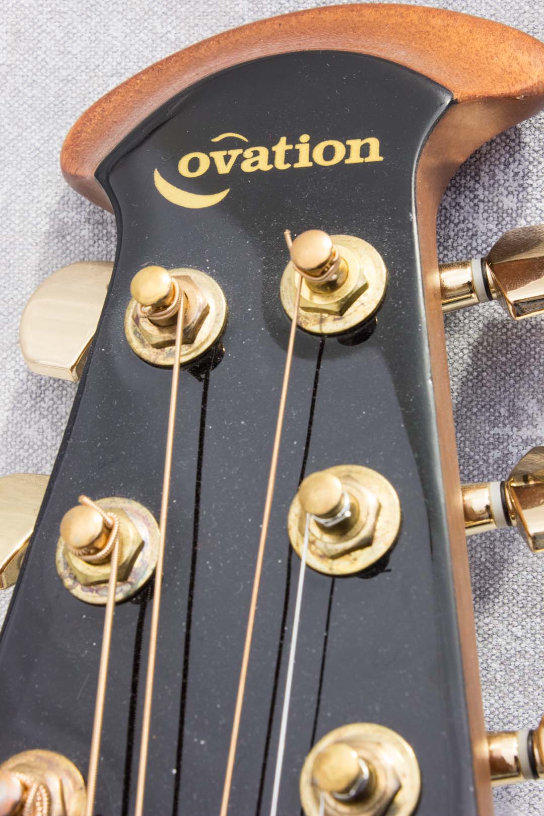 Ovation Guitar USA 2 [Gold Metallic]
