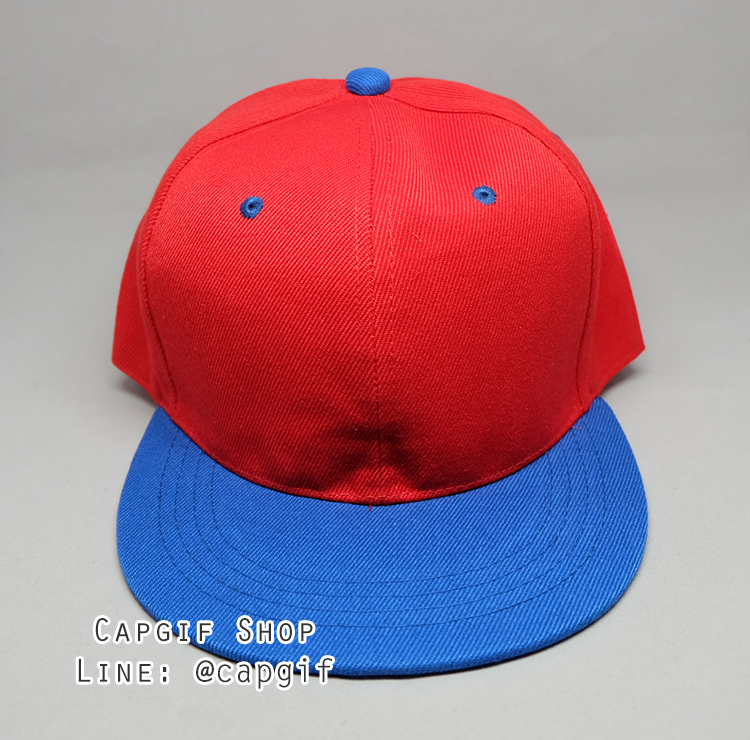 หมวกฮิปฮอปสีแดงปีกน้ำเงิน