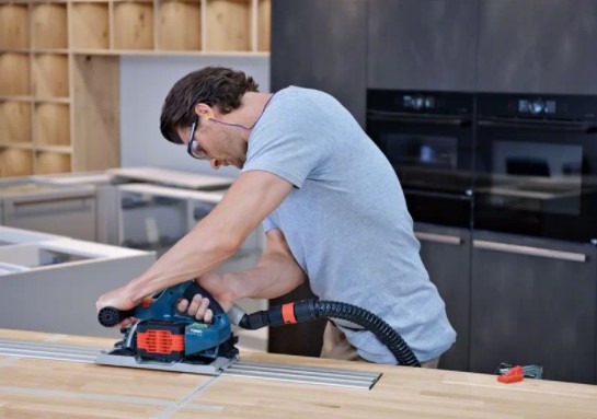 BOSCH GKT 18V-52 GC Cordless plunge circular saw - เลื่อยรางไร้สายใช้แบตเตอรี่ 18 โวลท์ และกล่องใส่เลื่อย L-Boxx - 06016B4000