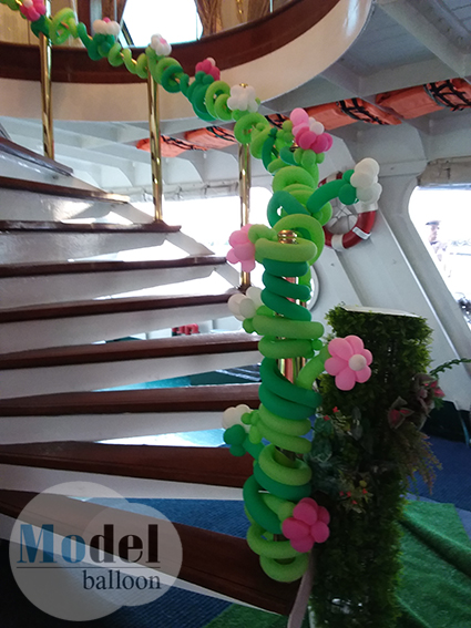 ตกแต่งราวบันไดในงานเลี้ยงสังสรรค์ balloonmodel