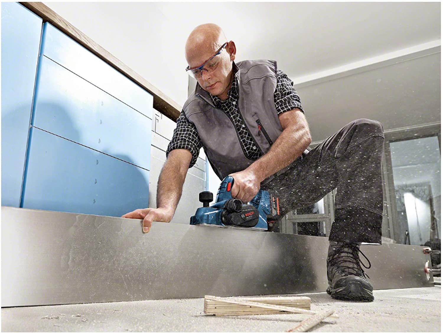 BOSCH GHO 18V-LI Cordless Wood Planer (Tool only- without battery and charger) - กบไสไม้ไร้สาย ใช้แบตเตอรี่ Li-Ion 18V BOSCH รุ่น GHO 18V-LI (ไม่มีแบตเตอรี่ ไม่มีแท่นชาร์จ) - 06015A0300