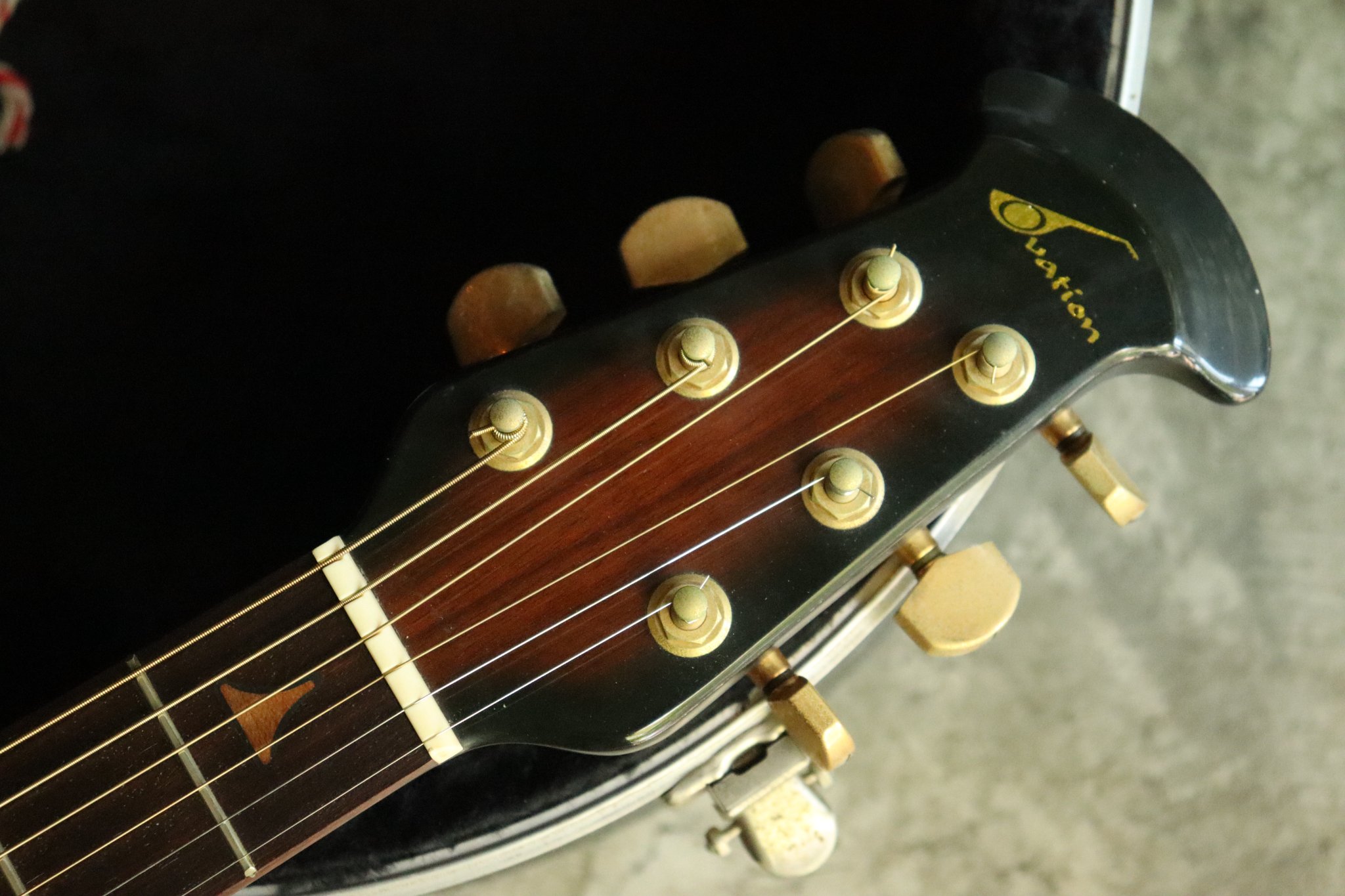 Ovation Guitar USA 1 [Gold Metallic]