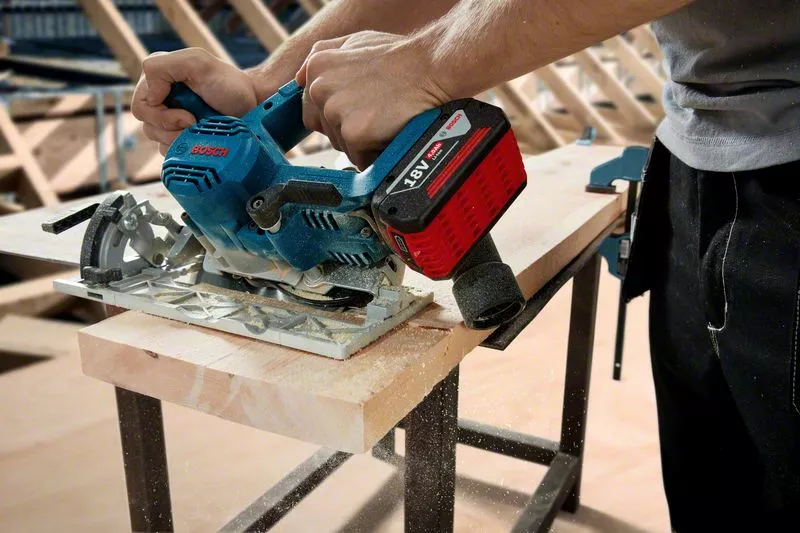 BOSCH GKS 185-LI Cordless Circular Saw - เลื่อยวงเดือนไร้สาย 18 โวล์ท (ตัวเปล่า ไม่มีแบตเตอรี่ และแท่นชาร์ทมาให้) BOSCH รุ่น GKS 185-LI - 06016C12L1
