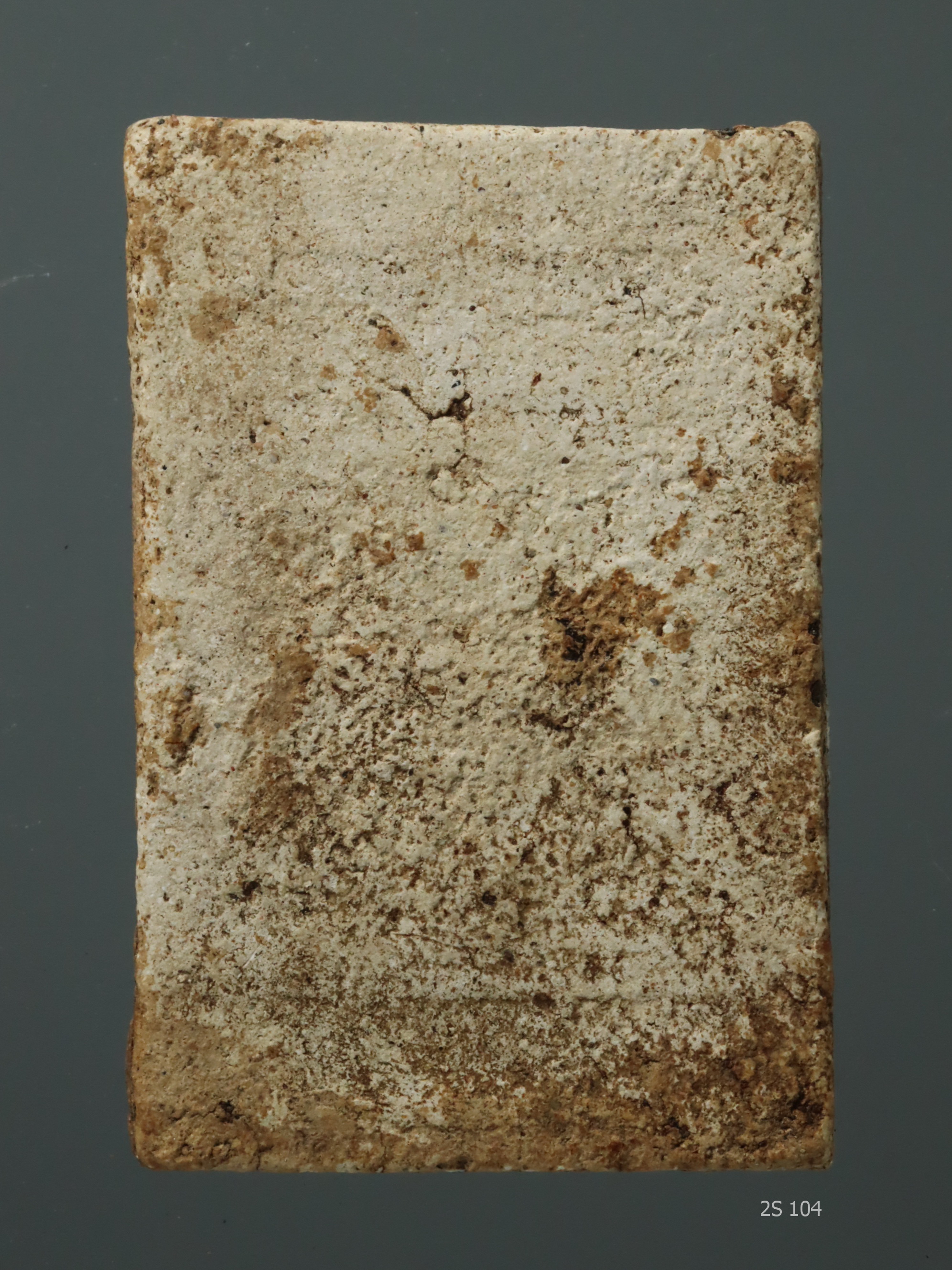 พระสมเด็จฯ พิมพ์ใหญ่ พุทธศิลปเชียงแสน เส้นผ้านิสีทนะ( ผ้ารองนั่ง ) และเส้นบัวลูกแก้ว บรรจุกรุวัดสะตือ 2S 104