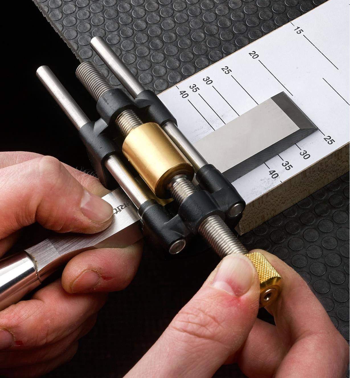 VERITAS Side-Clamping Honing Guide จิ๊กลับใบกบ หรือสิ่วรุ่นชนิดจับด้านข้าง 05M0940 * (สินค้าสั่งซื้อล่วงหน้า Pre-Order)