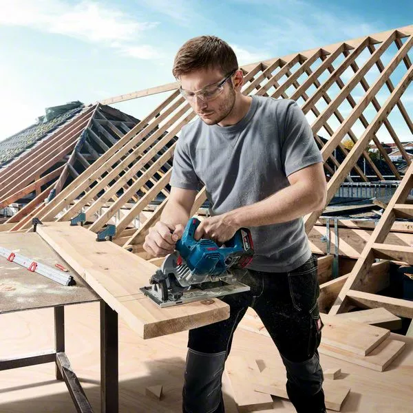BOSCH GKS 185-LI Cordless Circular Saw - เลื่อยวงเดือนไร้สาย 18 โวล์ท (ตัวเปล่า ไม่มีแบตเตอรี่ และแท่นชาร์ทมาให้) BOSCH รุ่น GKS 185-LI - 06016C12L1