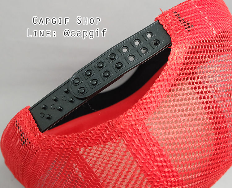 หมวกแก๊ปตาข่ายแดงหน้าหมวกขาวปีกดำ