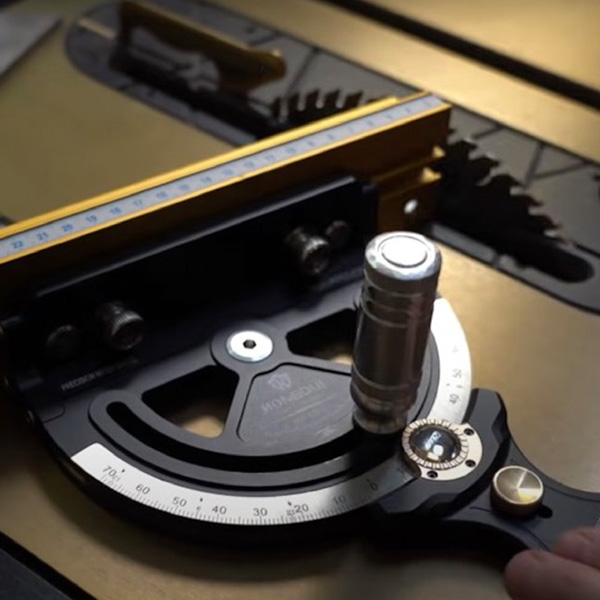 HONGDUI Precision Miter Gauge and Adjustable Miter Bar - ตัวพาไม้ตัดขวางเสี้ยน พร้อมแขนพาไม้ของ Hongdui สำหรับโต๊ะเลื่อยที่ใช้ร่อง Miter มาตรฐาน U.S. และมาตรฐาน Bosch ยุโรป (สินค้าสั่งซื้อล่วงหน้า - Pre-Order)