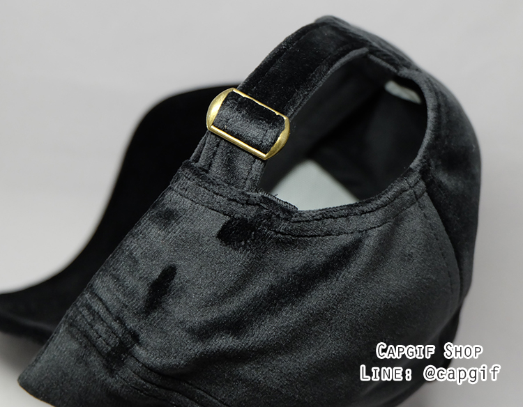 หมวกแก๊ปผ้ากำมะหยี่ หมวกมีให้เลือกหลายสีค่ะ