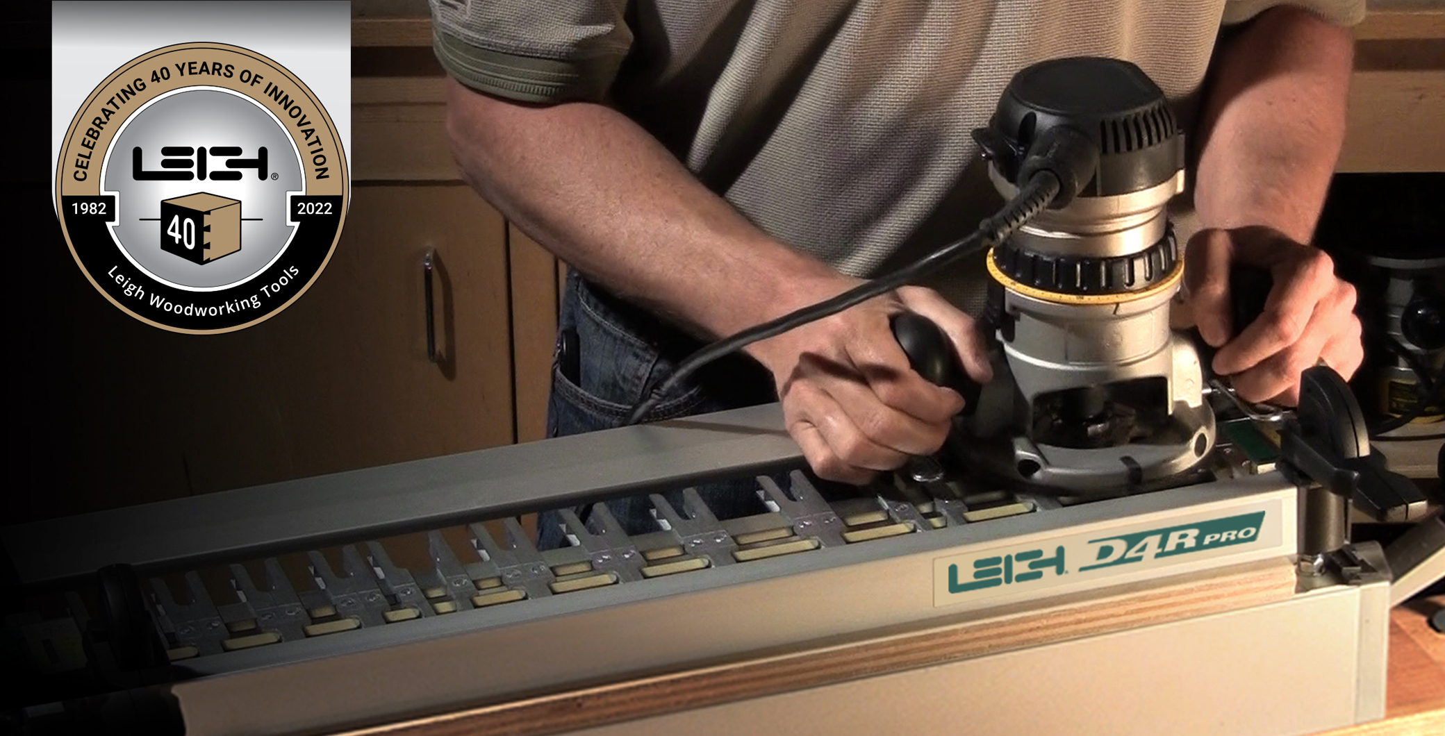 LEIGH D4RM Pro Dovetail Router Jig Package with AC24 (VRS24 and 1607) Accessories - จิ๊กทำเดือยหางเหยี่ยว และเดือยกล่องขนาด 24 นิ้ว พร้อมฐานรองเร้าเตอร์และหัวต่อเครื่องดูดฝุ่น กับดอกเร้าเตอร์ชุด 12 ดอก AC-24 *(สินค้า Pre Order)