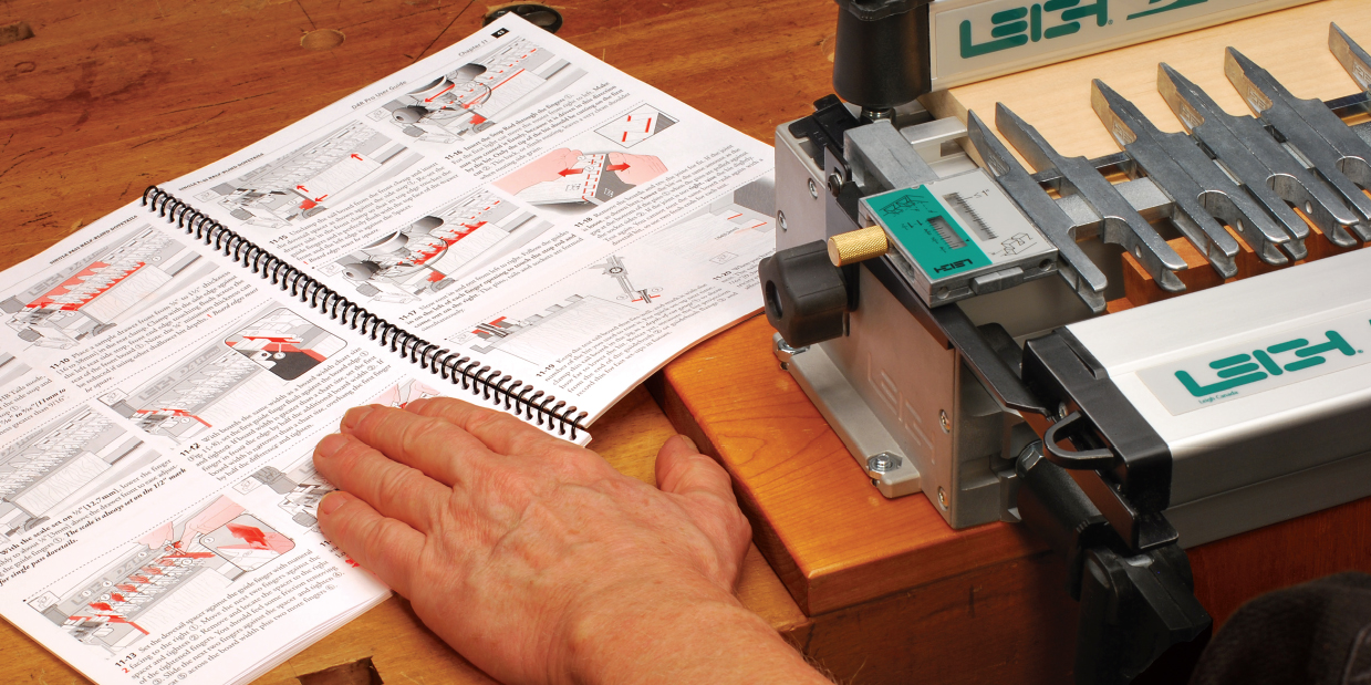 LEIGH D4RM Pro Dovetail Router Jig Package with AC24 (VRS24 and 1607) Accessories - จิ๊กทำเดือยหางเหยี่ยว และเดือยกล่องขนาด 24 นิ้ว พร้อมฐานรองเร้าเตอร์และหัวต่อเครื่องดูดฝุ่น กับดอกเร้าเตอร์ชุด 12 ดอก AC-24 *(สินค้า Pre Order)