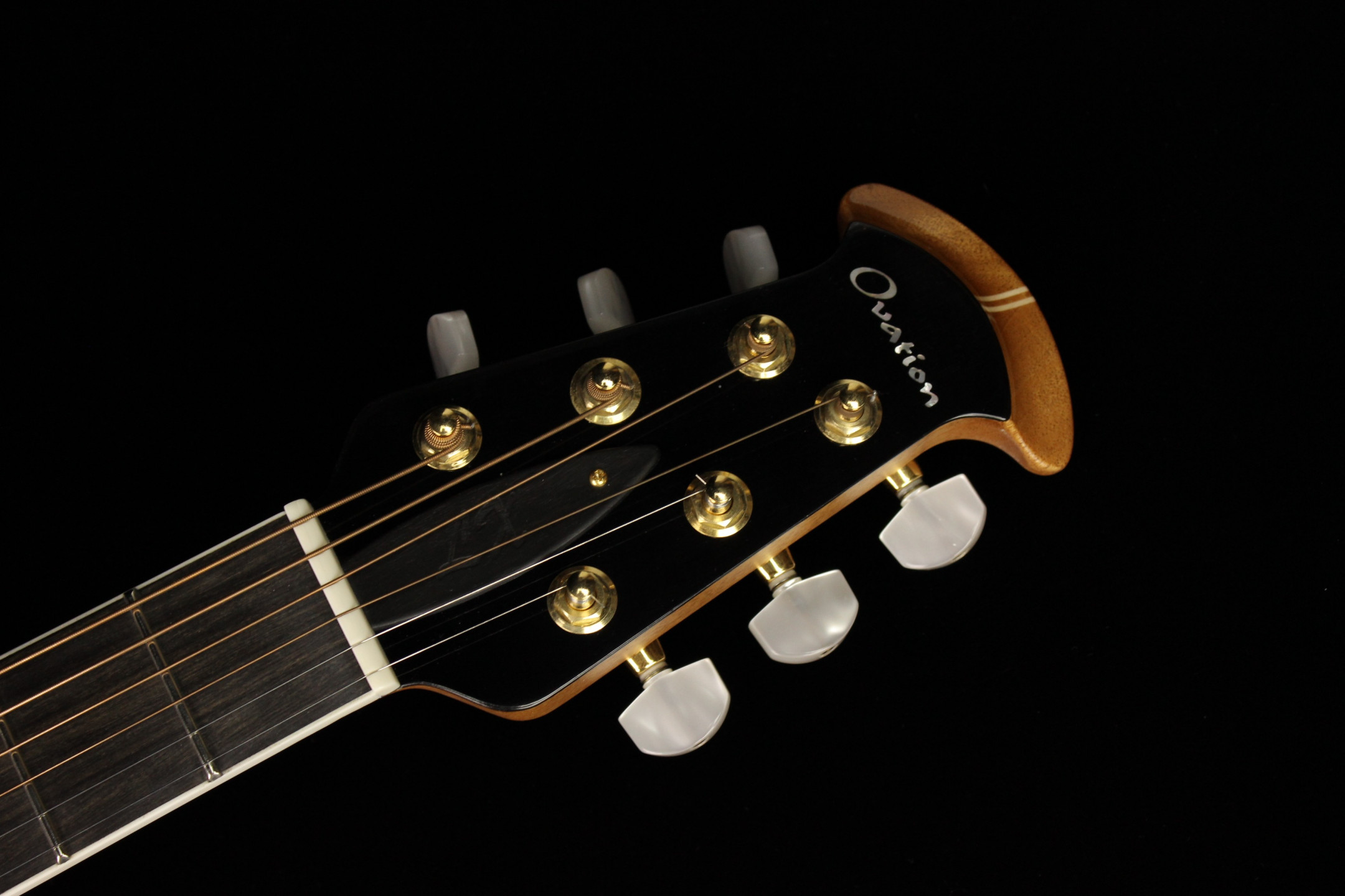 Ovation Guitar USA 3 [Gold Metallic]