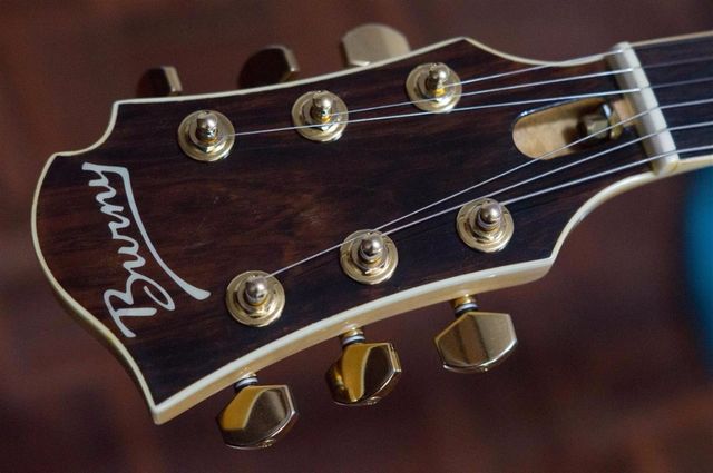 Burny MG Hide Signature [Silver Metallic]