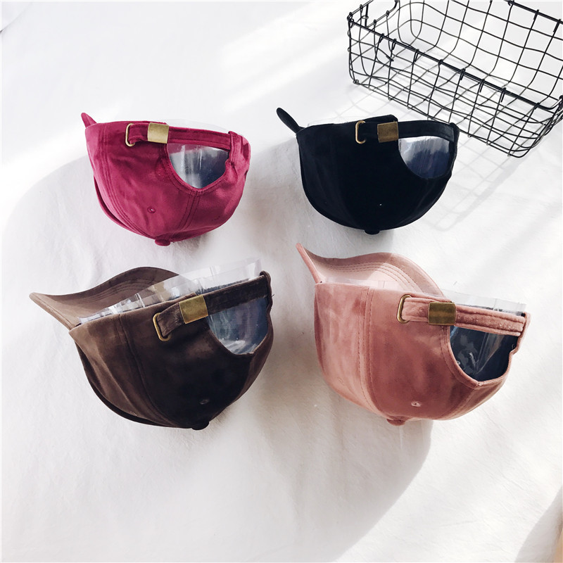 หมวกแก๊ปผ้ากำมะหยี่ หมวกมีให้เลือกหลายสีค่ะ