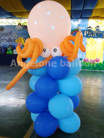 จัดงานธีมทะเล จัดเสาลูกโป่งเป็นรูปปลาหมึก