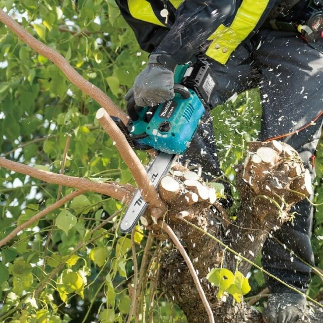 MAKITA DUC254Z 18v 250mm (10") Cordless Brushless Motor Chain Saw (Solo) - เลื่อยโซ่ใช้แบตเตอรี่ 18v บาร์โซ่ขนาด 10 นิ้ว มอเตอร์ไร้แปรงถ่าน (ตัวเปล่าไม่มีแบตเตอรี่ ไม่มีแท่นชาร์ท)
