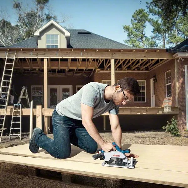 BOSCH GKS 185-LI Cordless Circular Saw - เลื่อยวงเดือนไร้สาย 18 โวล์ท (ตัวเปล่า ไม่มีแบตเตอรี่ และแท่นชาร์ทมาให้) BOSCH รุ่น GKS 185-LI - 06016C12L1