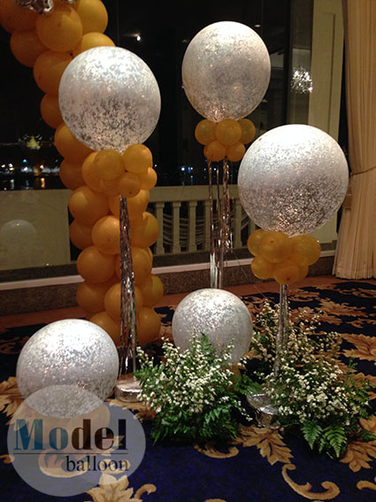 ตกแต่งซุ้มลูกโป่งด้านข้าง ด้วยเสาลูกโป่งใบใหญ่ๆ balloonmodel