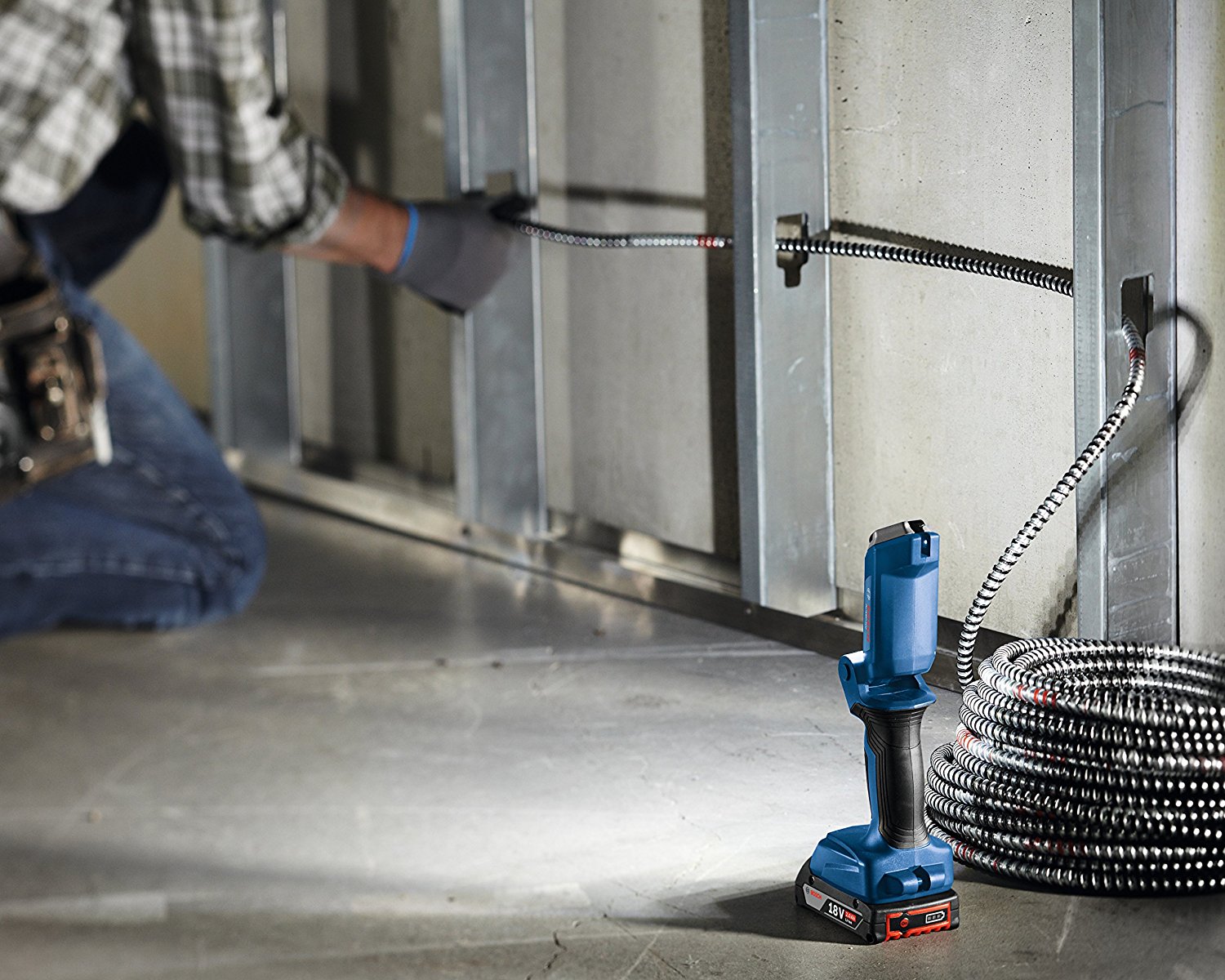 BOSCH GLI 180-LI Cordless Worklight (Tool only, without battery and charger) - ไฟส่องสว่างพื้นที่ทำงานแบบไร้สายใช้แบตเตอรี่ Li-Ion 18v บ็อชรุ่น GLI 180-LI (ตัวเปล่า ไม่มีแบตเตอรี่ ไม่มีแท่นชาร์จ) - 06014A11L0