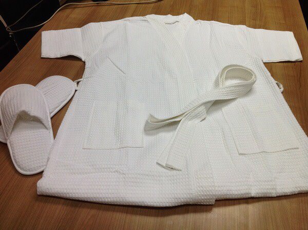 เสื้อคลุม อาบน้ำ และ รองเท้า วาฟเฟิล