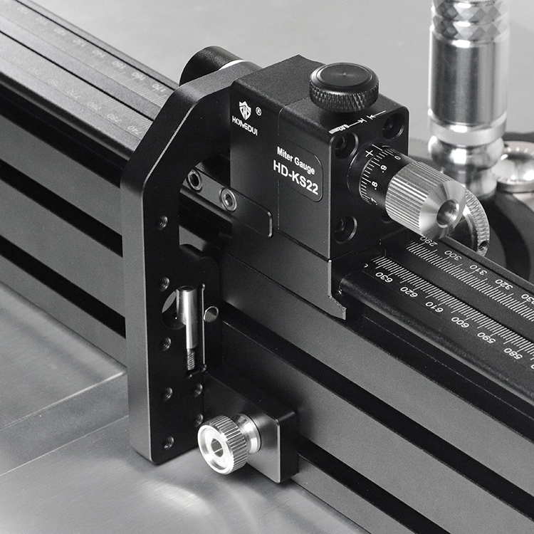 HONGDUI Precision Miter Gauge and Adjustable Miter Bar - ตัวพาไม้ตัดขวางเสี้ยน พร้อมแขนพาไม้ของ Hongdui สำหรับโต๊ะเลื่อยที่ใช้ร่อง Miter มาตรฐาน U.S. และมาตรฐาน Bosch ยุโรป (สินค้าสั่งซื้อล่วงหน้า - Pre-Order)