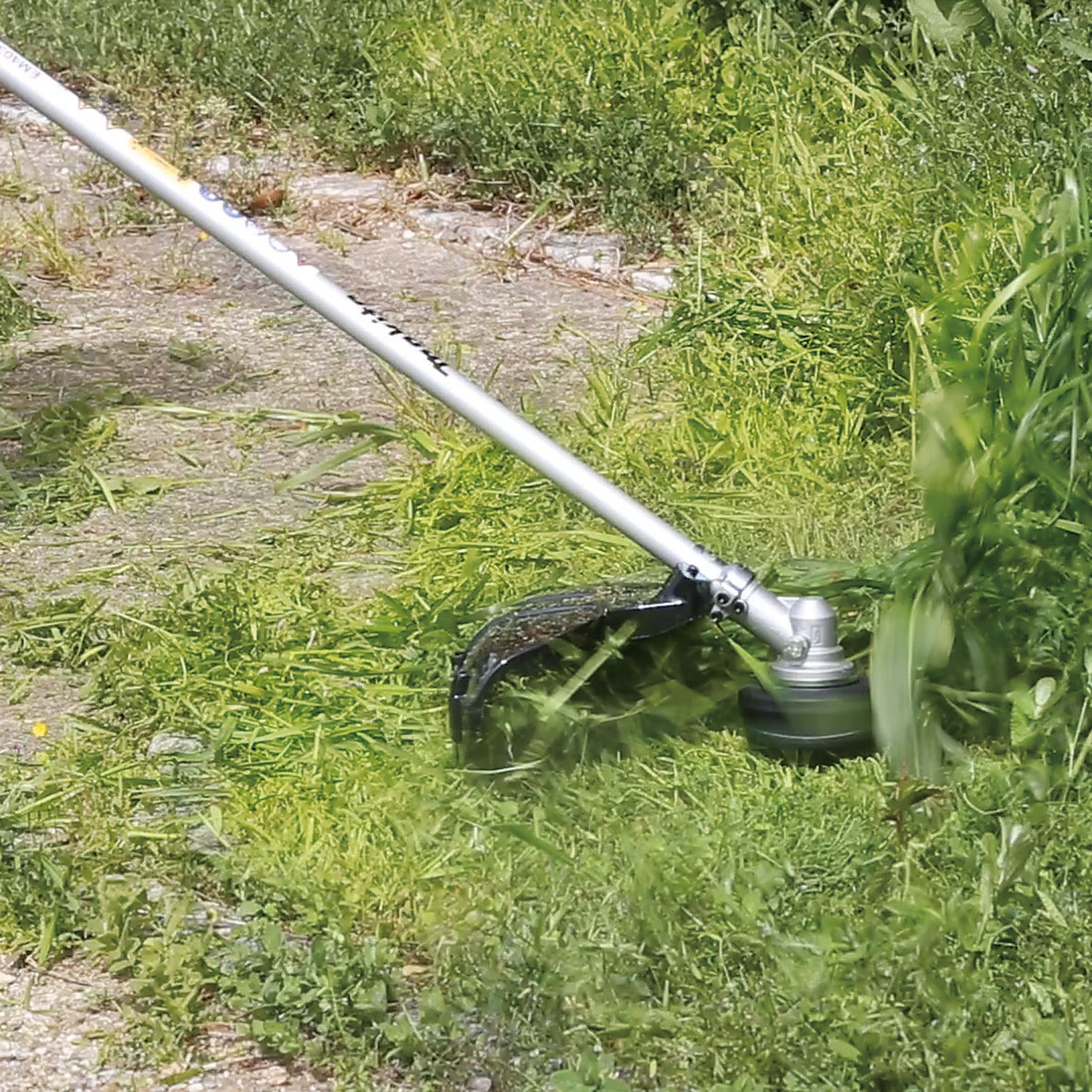 MAKITA EM403MP (198767-3) 17" Straight Shaft Brushcutter Attachment- หัวตัดหญ้าอเนกประสงค์ ใช้ได้ทั้งเอ็นและใบมีด Makita รุ่น EM403MP (198767-3) สำหรับเครื่องมืองานสวนอเนกประสงค์ DUX60, DUX18