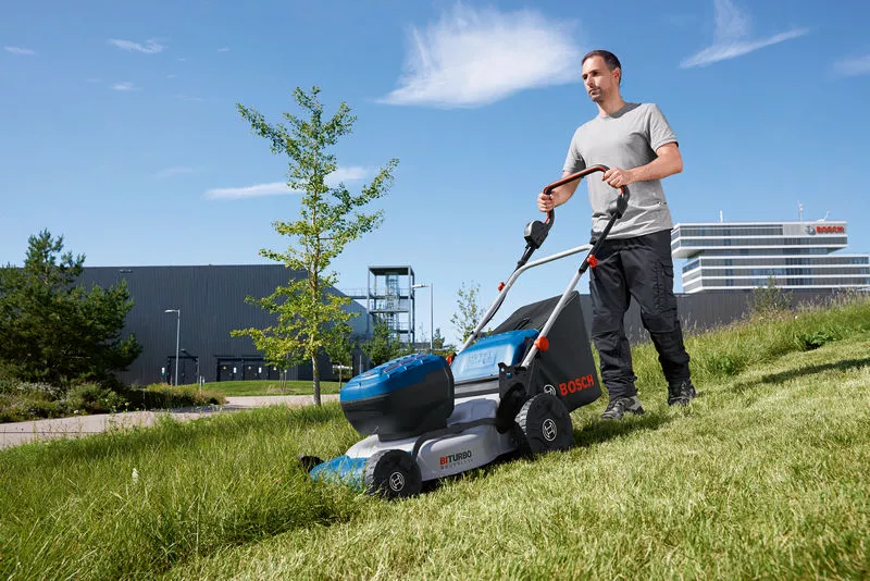 BOSCH GRA 18V2-46 Battery powered Lawn Mover (without Battery and Charger) - เครื่องตัดหญ้าแบบไร้สาย บ๊อช รุ่น GRA 18V2-46 (ตัวเปล่าไม่มีแบตเตอรี่ไม่มีแท่นชาร์จ) - 06008C8000 (สินค้าสั่งซื้อล่วงหน้า Pre-Order)