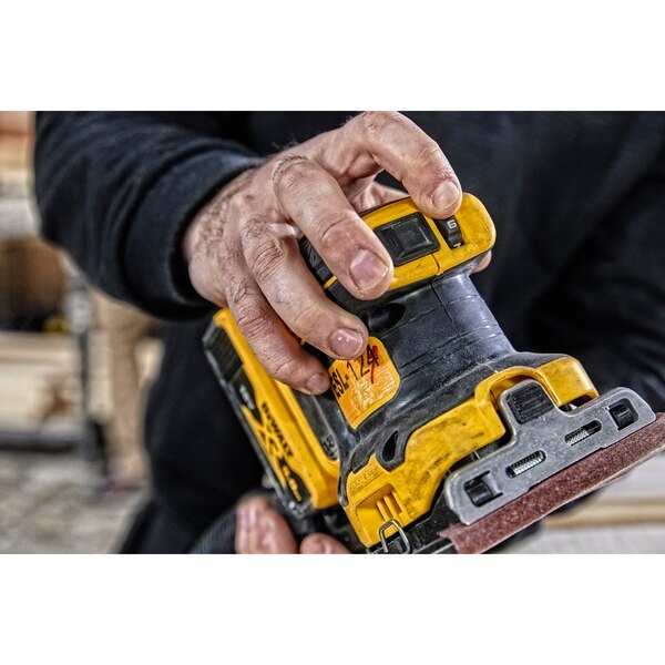 DEWALT DCW200N 18V XR Brushless 1/4 Sheet Palm Sander (Tool only, without battery and charger) - เครื่องขัดกระดาษทรายสี่เหลี่ยมไร้สาย ดีวอล์ท รุ่น DCW200N (ไม่มีแบตเตอรี่ ไม่มีแท่นชาร์จ)