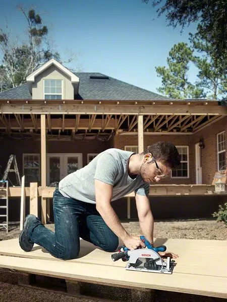 BOSCH GKS 185-LI Cordless Circular Saw - เลื่อยวงเดือนไร้สาย 18 โวล์ท (ตัวเปล่า ไม่มีแบตเตอรี่ และแท่นชาร์ทมาให้) BOSCH รุ่น GKS 185-LI - 06016C12L1