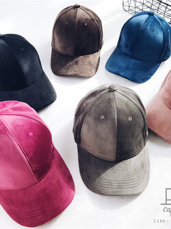 หมวกแก๊ปผ้ากำมะหยี่ หมวกมีให้เลือกหลายสีค่ะ